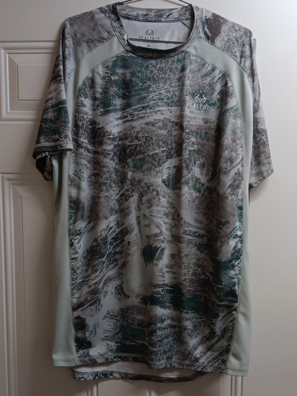 Realtree Short Sleeve Camo Performance Tee in Gray and Green